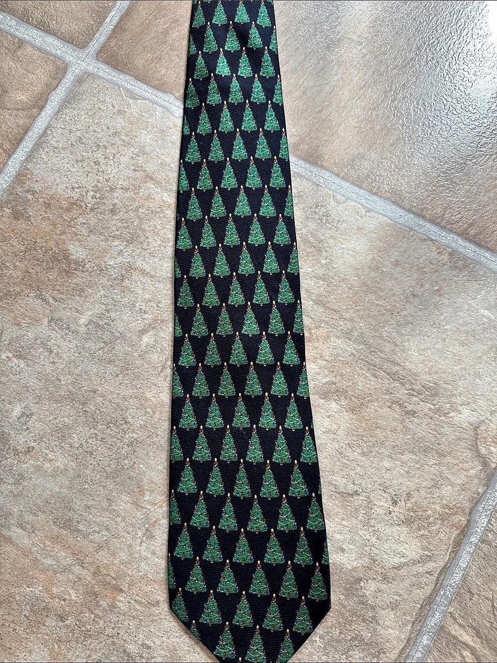 Belk Christmas Tree Pattern Silk Tie in Black & Green Like New